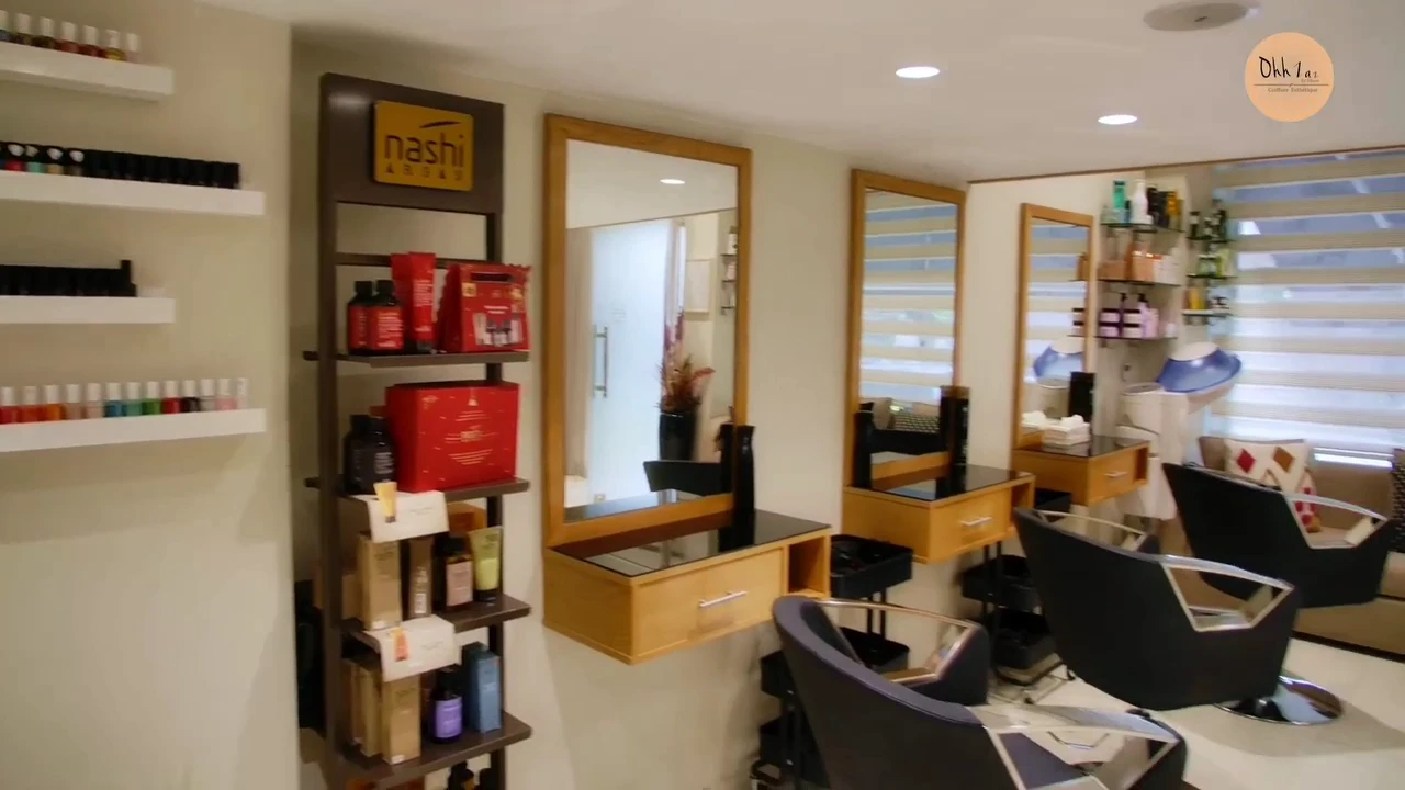 Détail des postes de coiffage et des miroirs