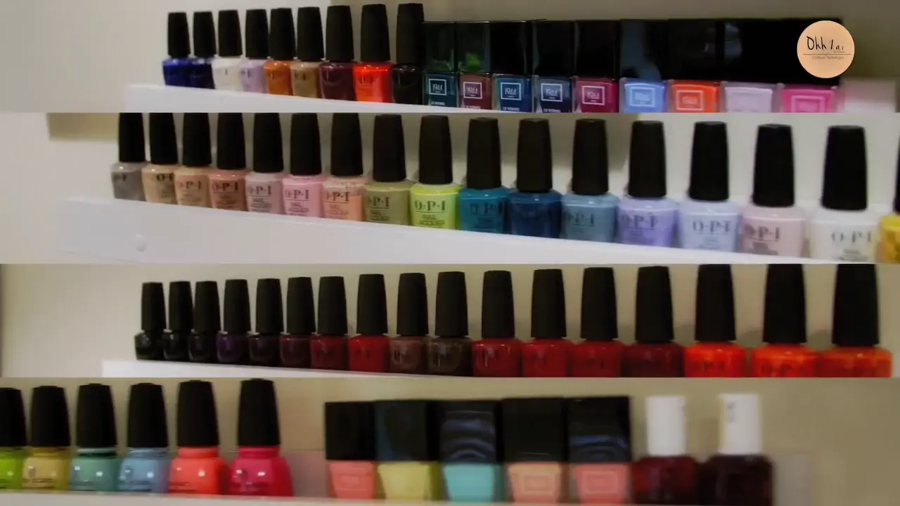 Collection de couleurs sur les étagères du salon