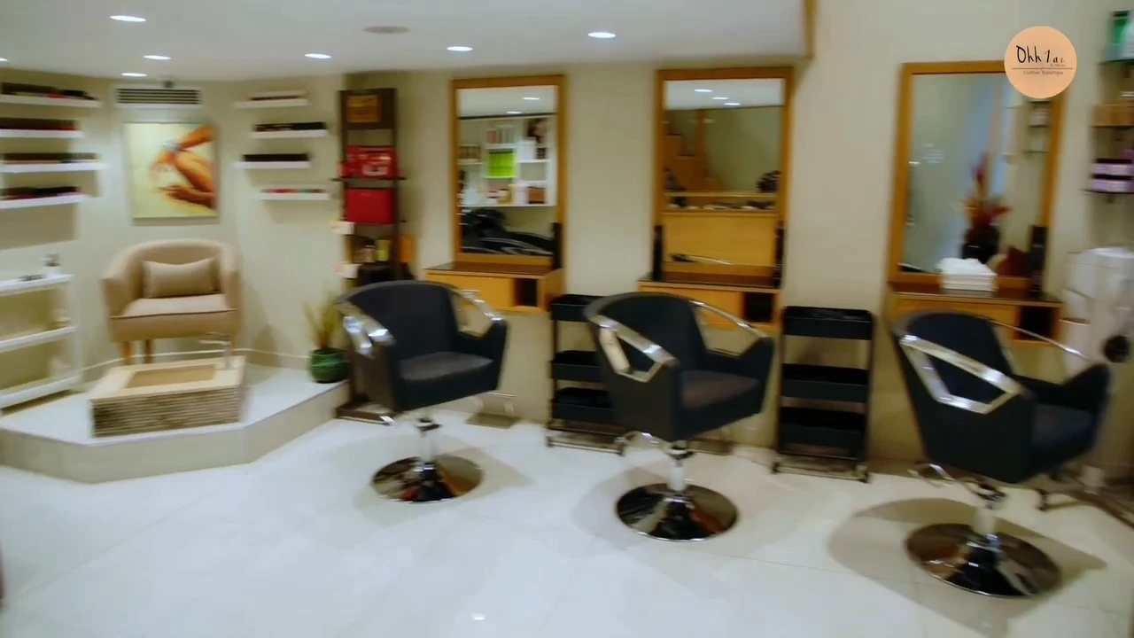 Les fauteuils de coiffure et les miroirs du salon de Siham